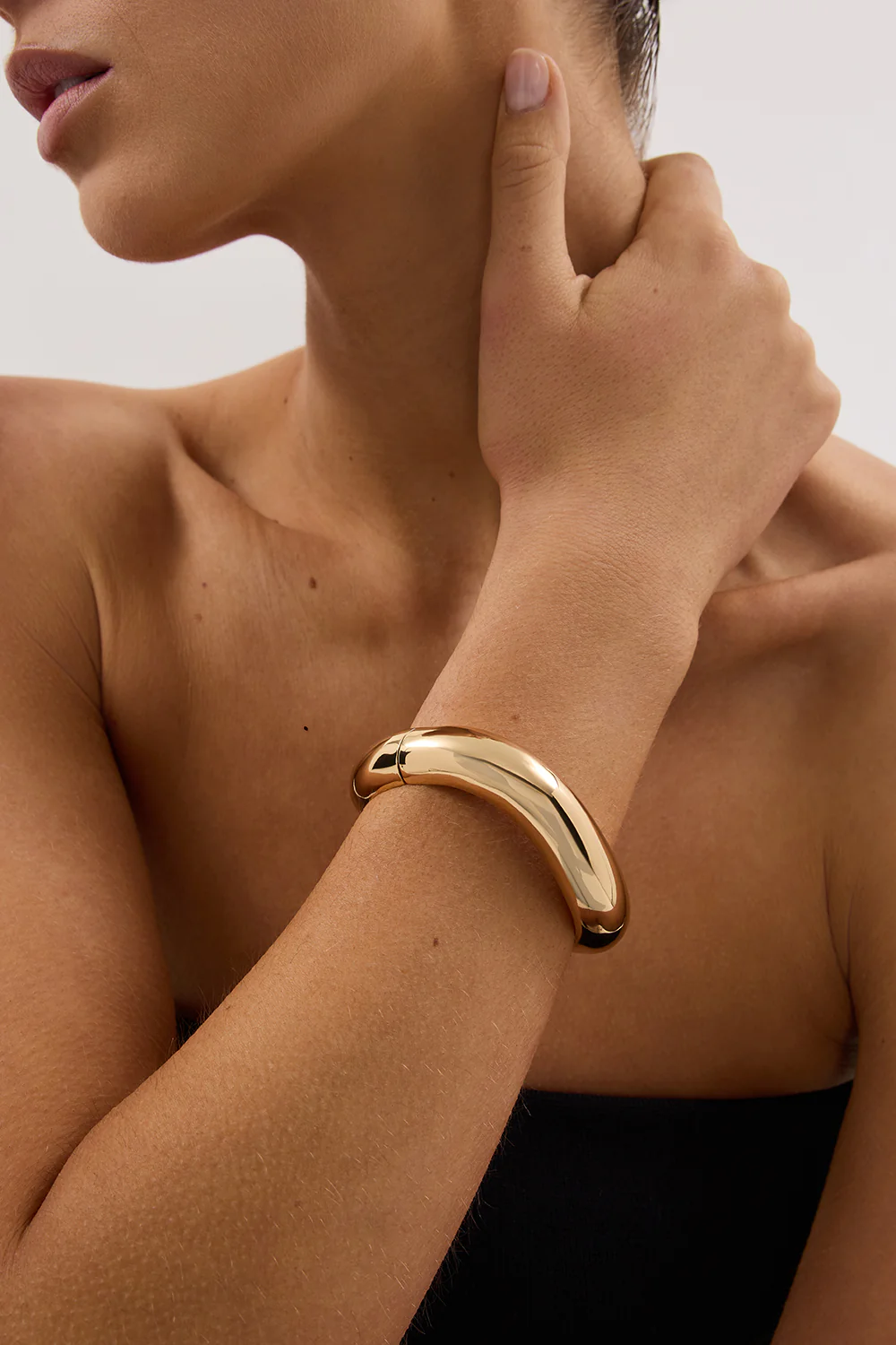 ANNA ROSSI MEDIUM WARPED BANGLE GOLD - Image 4