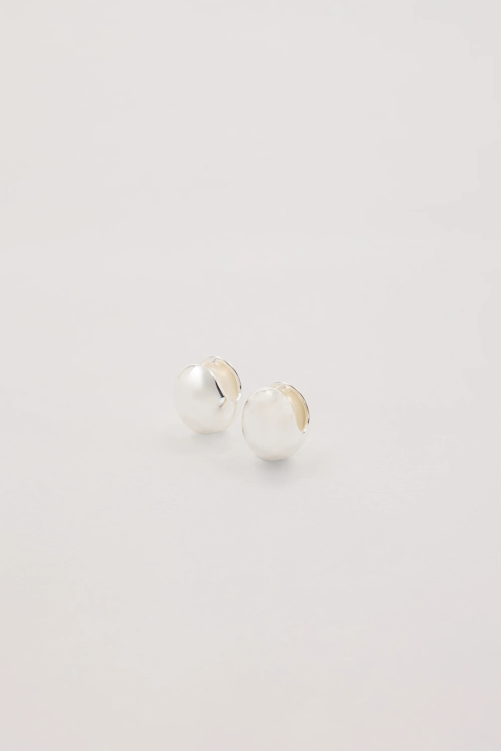 ANNA ROSSI LIGHT SILVER ORBIT HOOP