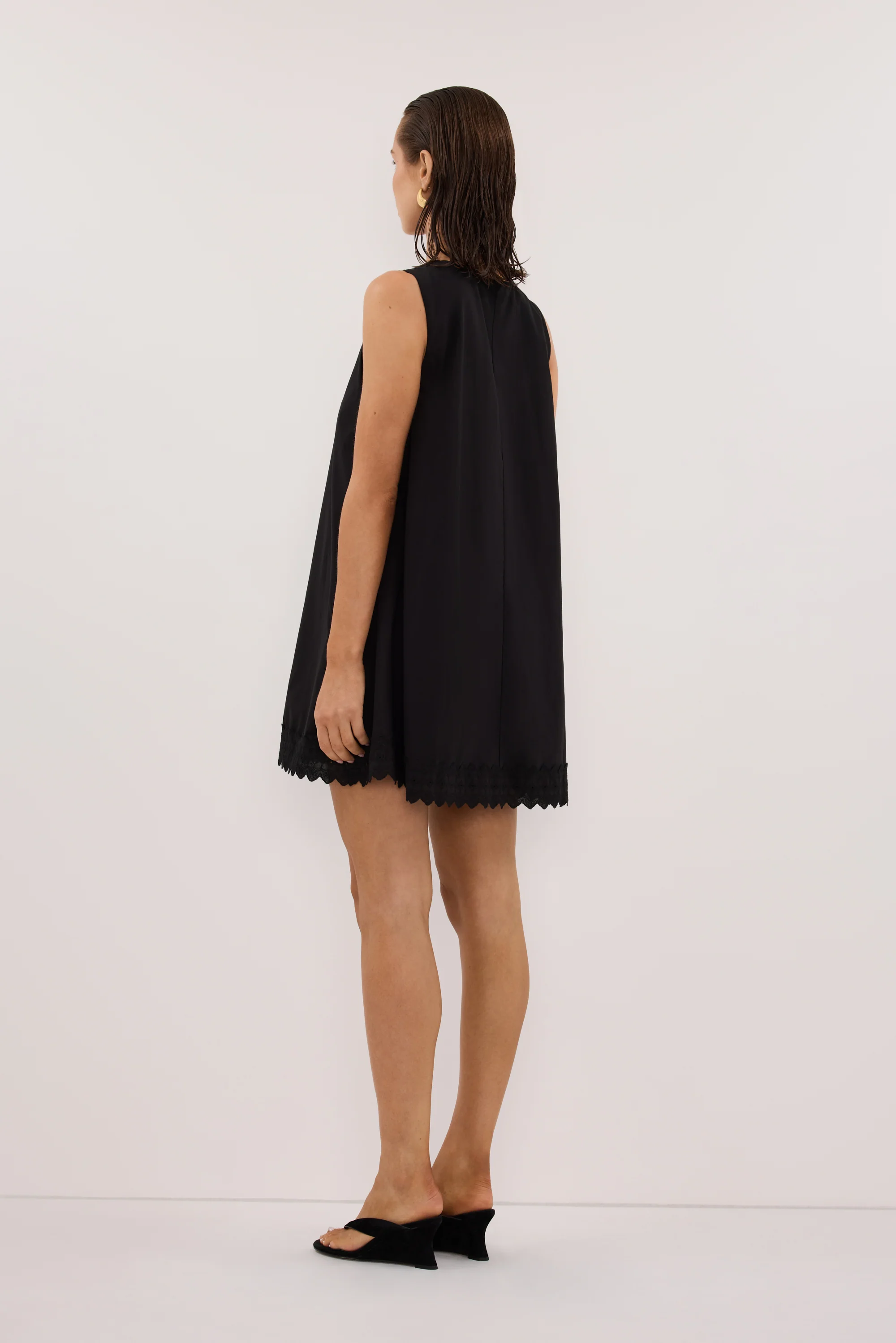 ANNABEL BLACK SLEEVELESS V NECK MINI DRESS - Image 3
