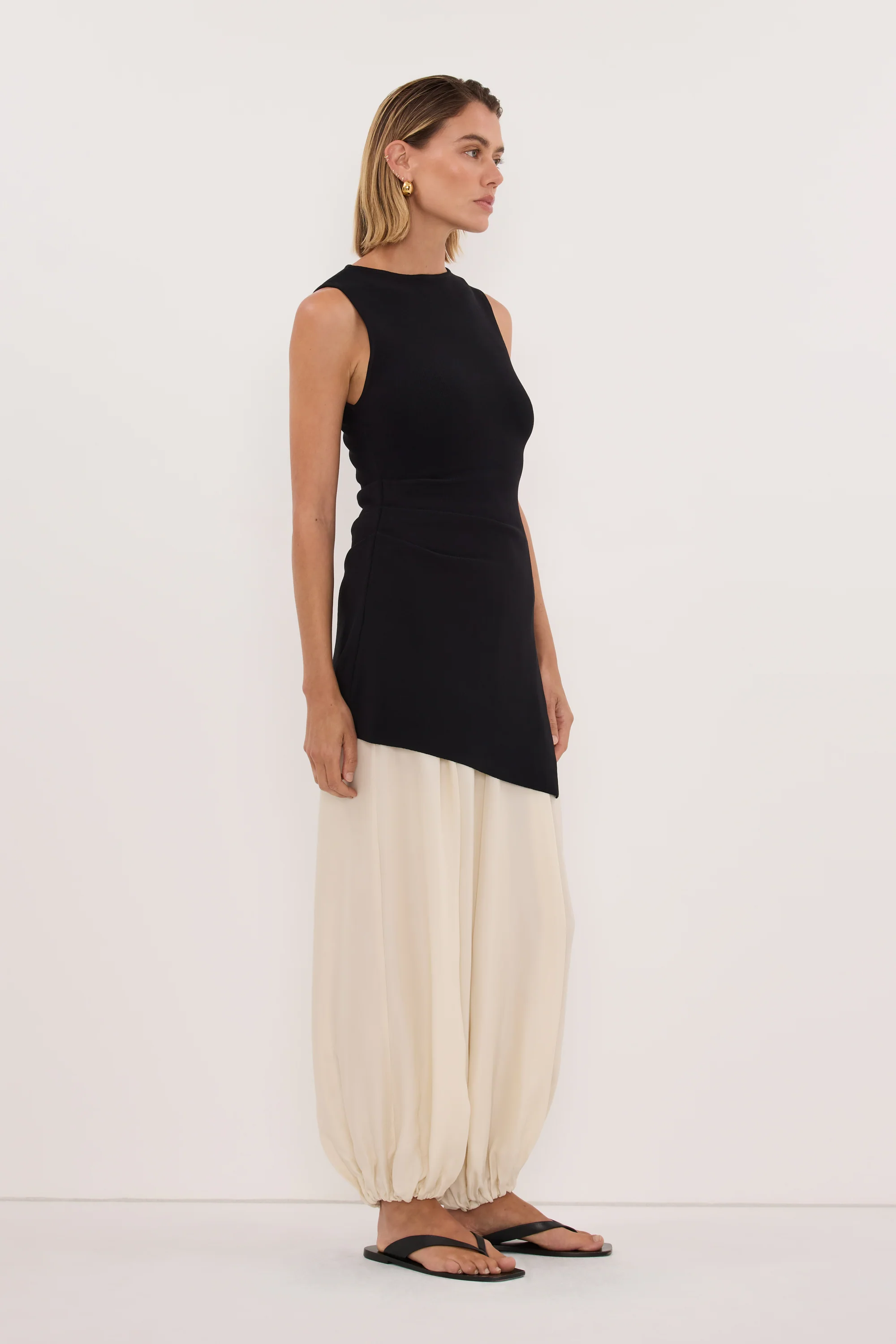 CLEO BLACK SLEEVELESS LONGLINE KNIT TOPĀ - Image 3
