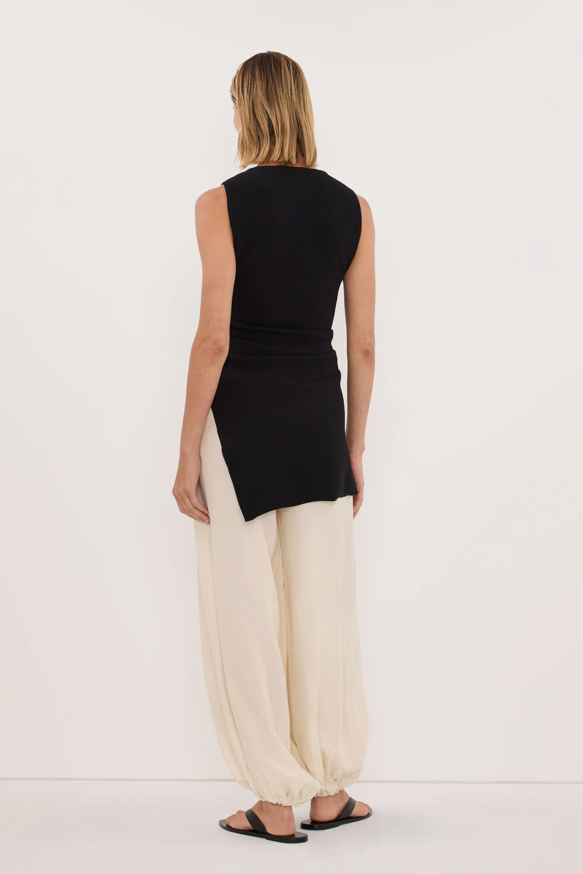 CLEO BLACK SLEEVELESS LONGLINE KNIT TOPĀ - Image 4