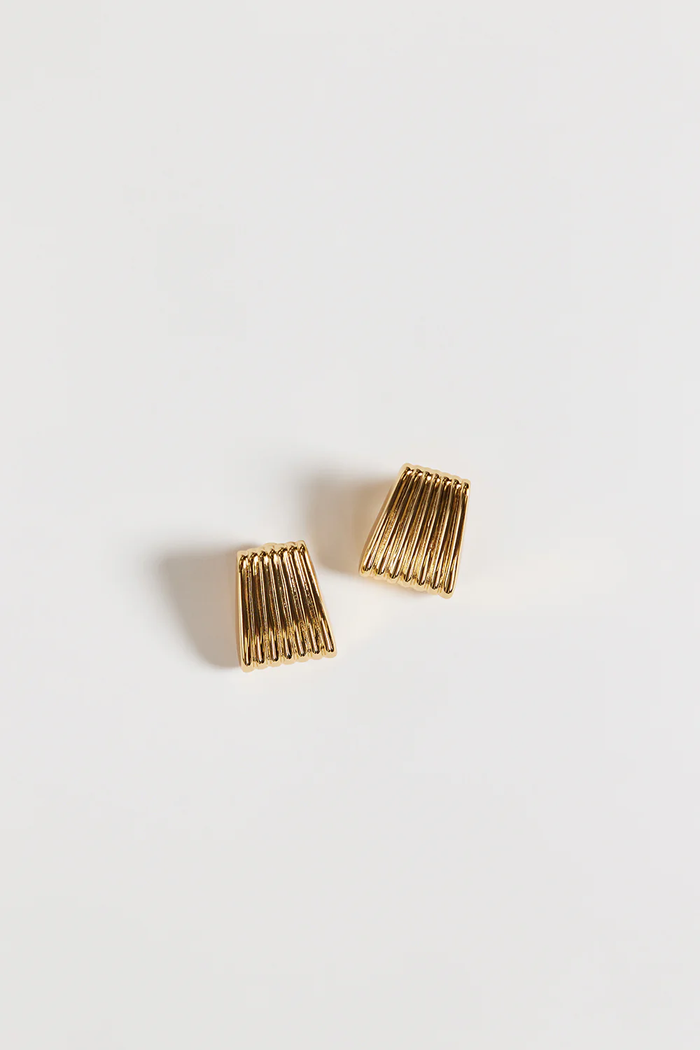 HEAVEN MAYHEM RIBBED GOLD EARRING - Image 2