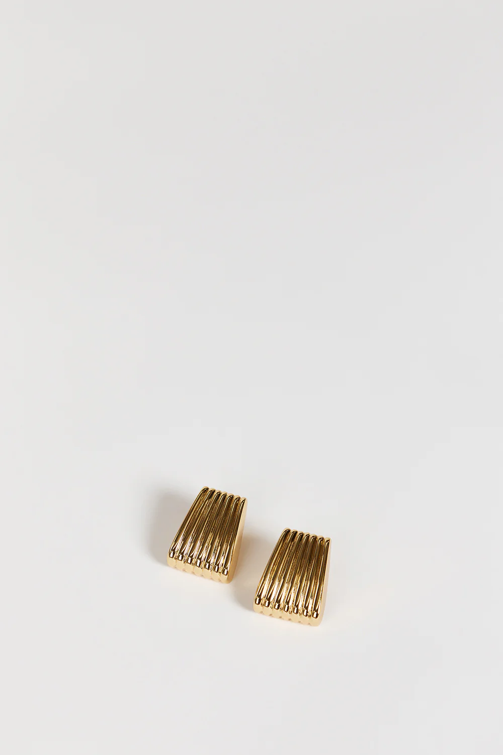 HEAVEN MAYHEM RIBBED GOLD EARRING - Image 4