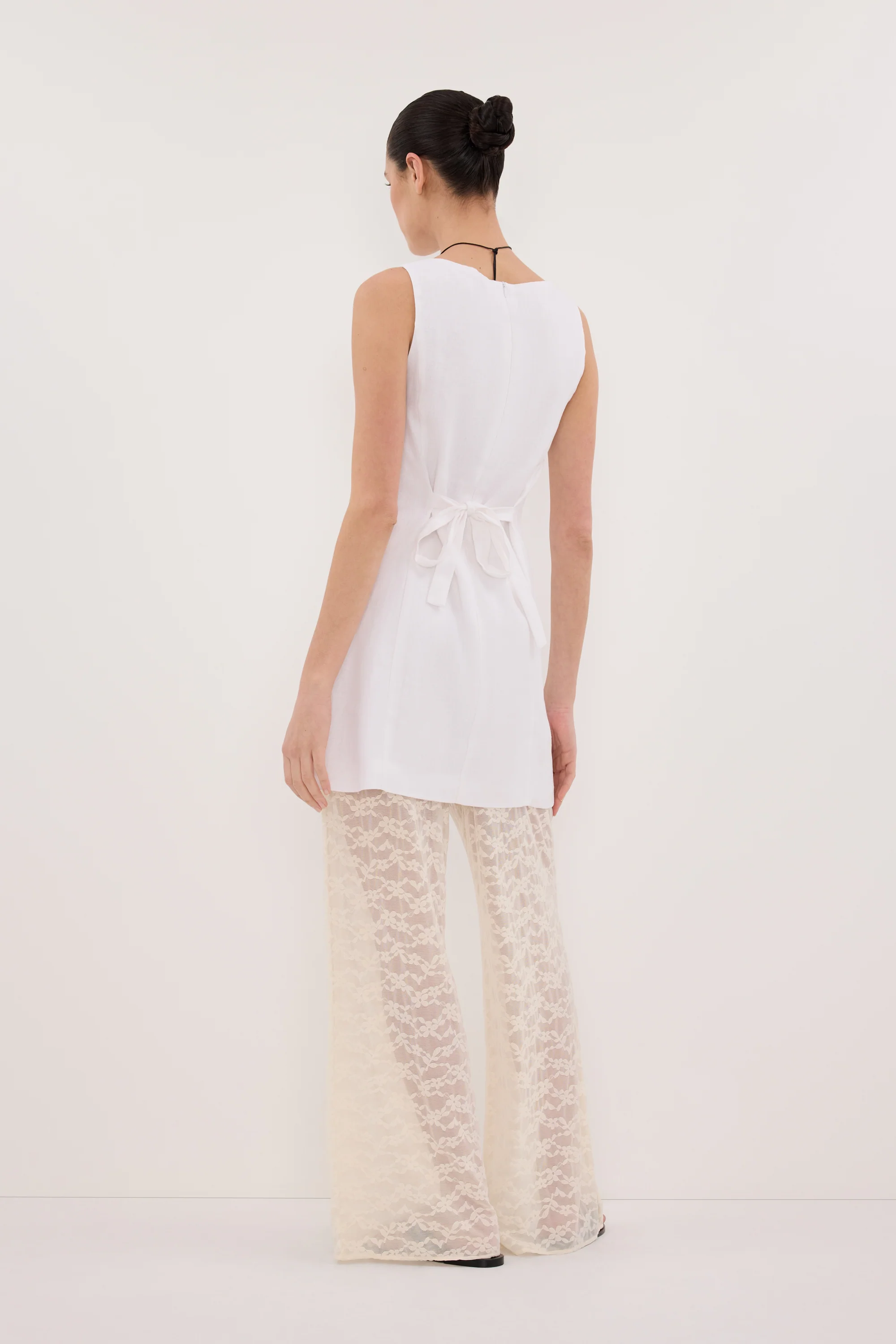 LACY WHITE SLEEVELESS LINEN MINI DRESS - Image 7