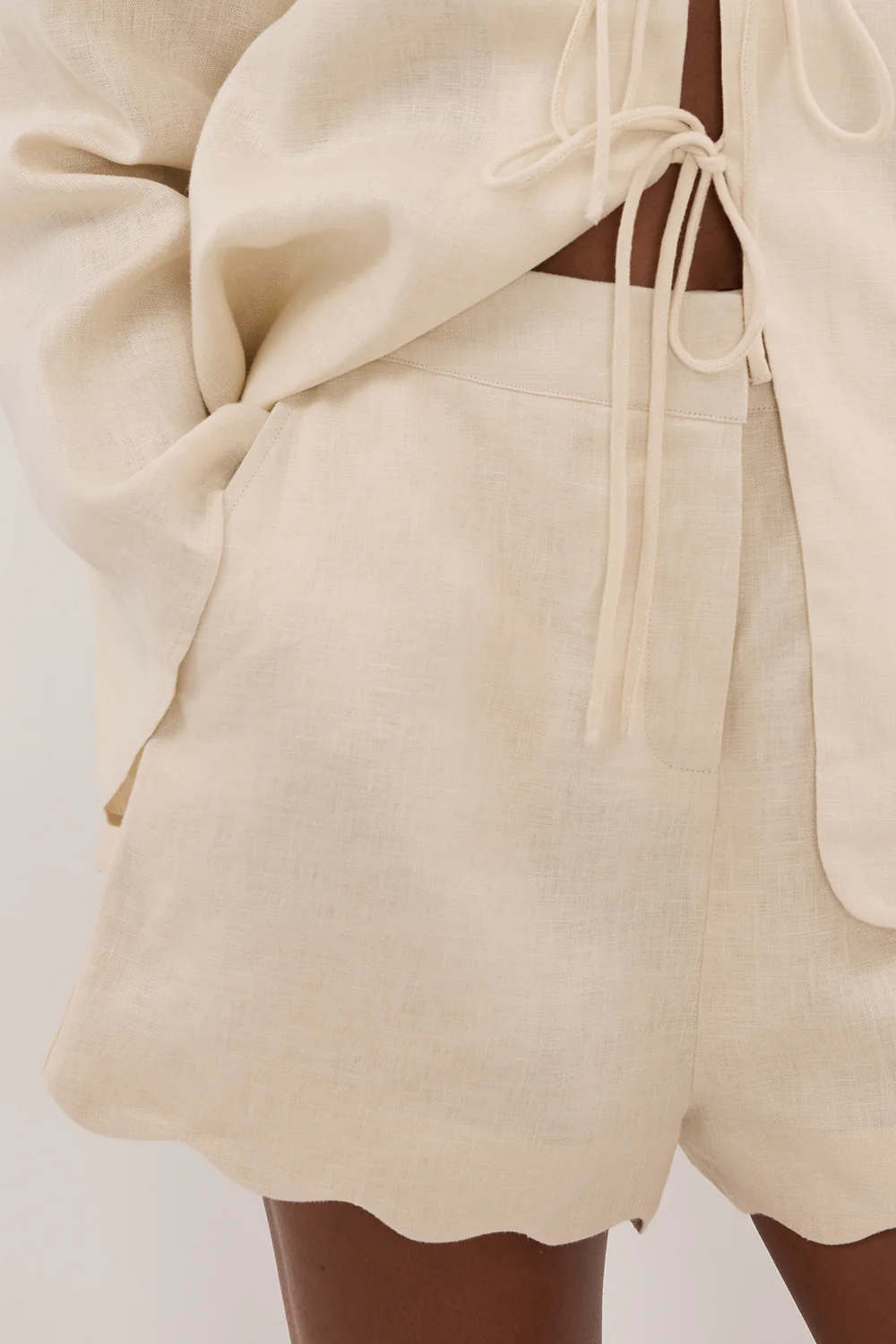 LELA SANDSTONE LINEN SHORT - Image 5