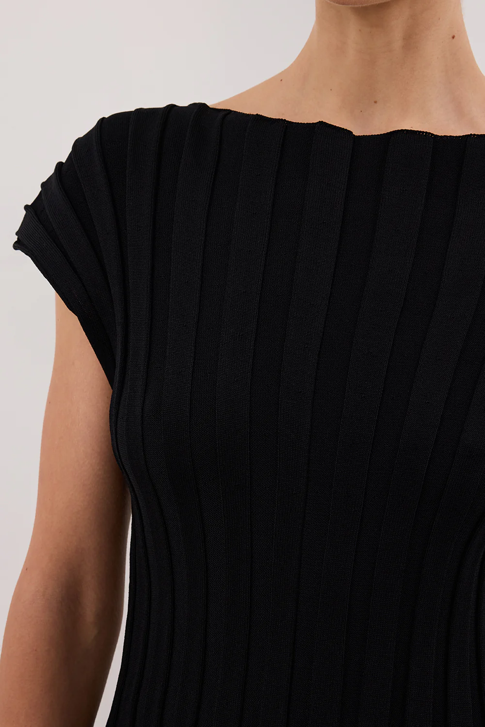 LOE BLACK SLEEVELESS KNIT TOP - Image 5