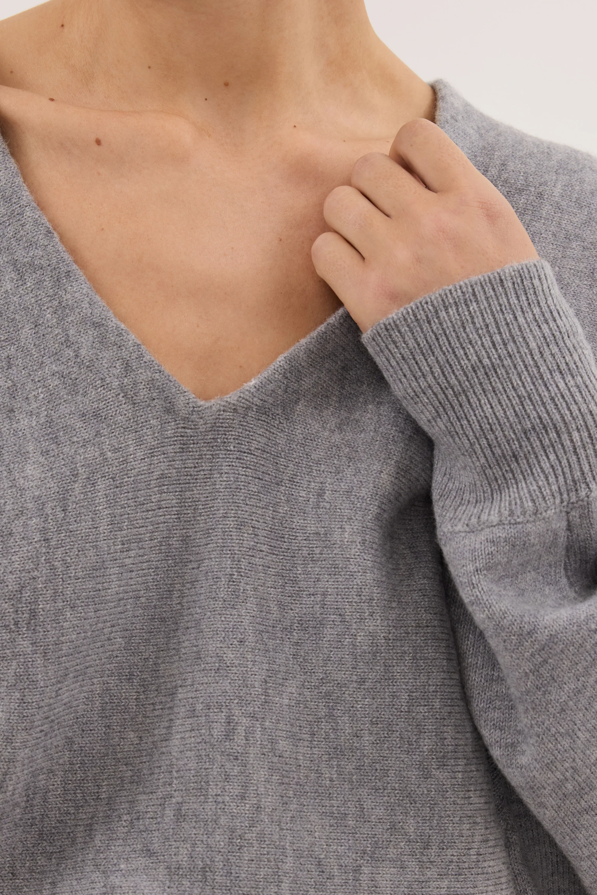 LUMI GREY MARLE V NECK MERINO KNIT JUMPER - Image 5