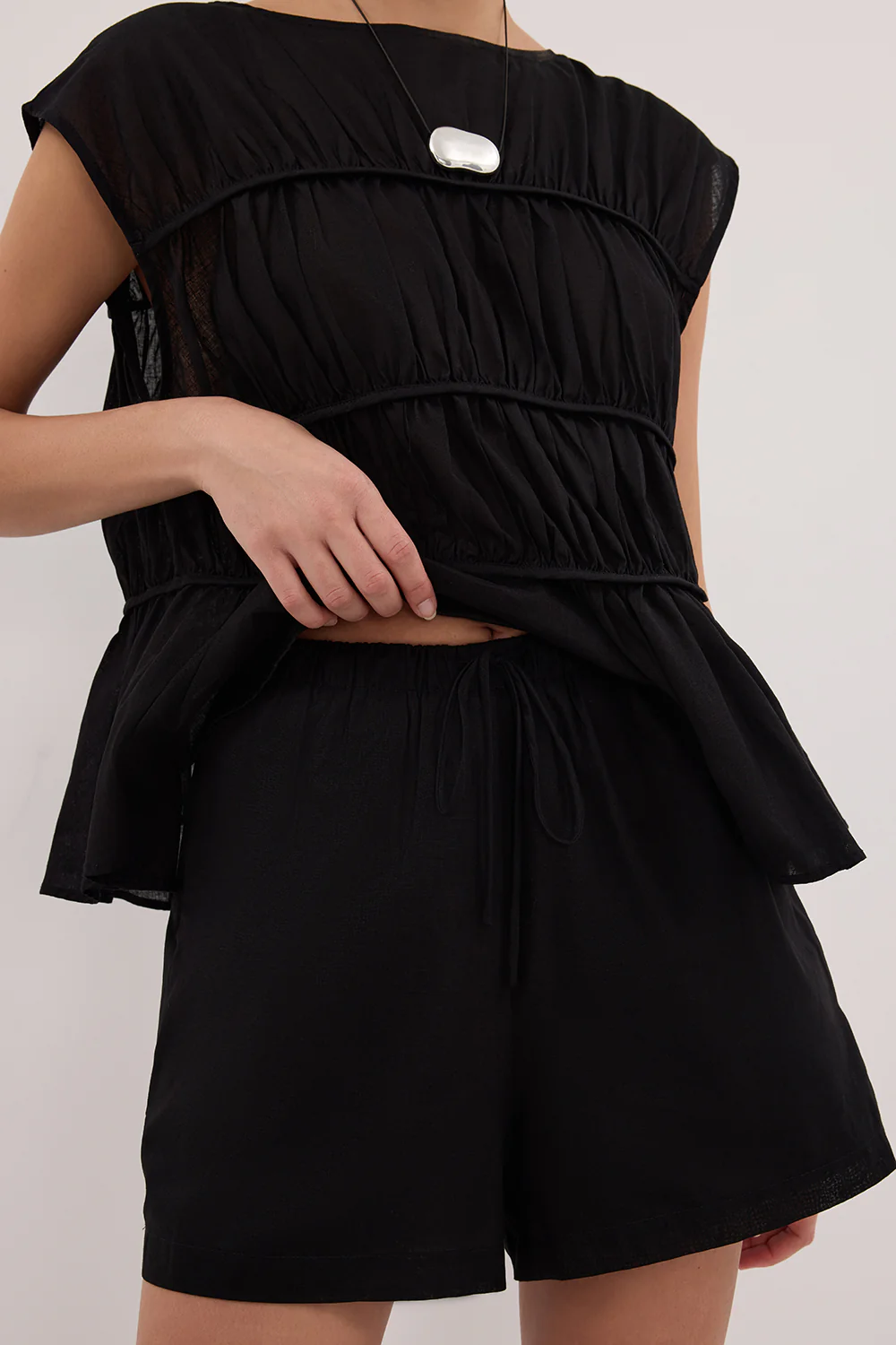 QUINN BLACK LINEN SHORT - Image 5